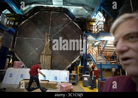 13 juillet 2016 - Soudan, Mn 55782, MN - Minnesota, États-Unis - dans le fond du chef du laboratoire souterrain Soudan Meier sont les 6000 tonnes de plaques d'acier qui sont utilisées comme des panneaux d'arrêt pour les neutrinos. Des capteurs supersensibles entre les plaques d'acier recueillent des preuves de neutrinos. Au fond de la mine du Soudan, il y a un laboratoire appelé OS qui a été utilisé pour rechercher la particule subatomique insaisissable appelée neutrino. Le laboratoire ferme ses portes après que l'expérience ait été opérationnelle depuis 2005. Richard (crédit image : Richard Tsong-Taatarii/Minneapolis Star Tribune/TNS via ZUMA Wire) Banque D'Images