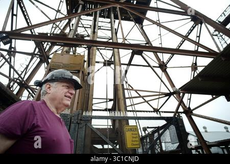 13 juillet 2016 - Soudan, Mn 55782, MN - Minnesota, États-Unis - le directeur du laboratoire souterrain Soudan Meier se prépare à faire le voyage de demi-mile vers son lieu de travail. Au fond de la mine Soudan, il y a un laboratoire appelé OS qui a été utilisé pour rechercher la particule subatomique insaisissable appelée le neutrino. Le laboratoire ferme ses portes après que l'expérience ait été opérationnelle depuis 2005. Richard (crédit image : Richard Tsong-Taatarii/Minneapolis Star Tribune/TNS via ZUMA Wire) Banque D'Images
