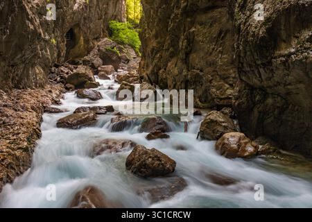 Ruisseau qui coule à travers la gorge rocheuse de Partnachklamm, Garmisch-Partenkirchen, Bavière. Nature spectaculaire avec une eau cristalline, mousse ston Banque D'Images