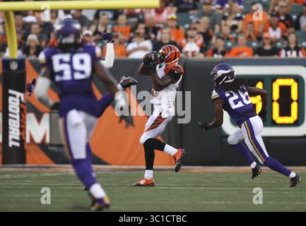 12 août 2016 - Cincinnati, OH, U.S.A - Brandon Tate (19 ans), receveur des Cincinnati Bengals Wide, a attrapé une passe devant Trae Waynes, cornerback des Vikings du Minnesota (26 ans) pour un gain de 20 yards et un premier quart-de-temps en bas vendredi soir à Cincinnati. Les Vikings du Minnesota ont rencontré les Bengals de Cincinnati lors de leur premier match de pré-saison NFL vendredi soir, 12 août 2016 au Paul Brown Stadium de Cincinnati, OHIO. (Crédit image : Jeff Wheeler/Minneapolis Star Tribune/TNS via ZUMA Wire) Banque D'Images