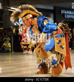 18 août 2016 - Bloomington, MN - Minnesota, USA - États-Unis - des danseurs et deux groupes de tambours de la communauté Shakopee Mdewakanton Sioux de Prior Lake, Minn. et d'autres Nations indiennes ont transformé la rotonde Mall of America en arène Pow Wow. Rooster Top of the Sky de Rocky Boy, Montana était l'un des hommes à faire la danse du poulet. Des danseurs amérindiens de tous âges ont exécuté un certain nombre de danses pour la foule réunie pour regarder le Wacipi, ce qui signifie ''ils dansent tous'' dans la langue Dakota. Mall of America à Bloomington, Minnesota, le jeudi 18 août 2016. / (Crédit image Banque D'Images