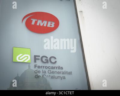 BARCELONE, ESPAGNE - 12 AVRIL 2025 : panneau à Barcelone, Espagne, montrant le logo rouge TMB pour Transports Metropolitans de Barcelona et le panneau vert FGC Banque D'Images
