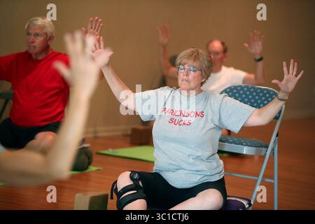 25 août 2016 - Minneapolis, MN, USA - Bonnie Olson a participé à un cours de yoga pour les personnes atteintes de la maladie de Parkinson au Tarana Yoga Studio, jeudi 25 août 2016 à Minneapolis, MN. (/STAR TRIBUNE) (crédit image : Elizabeth Flores/Minneapolis Star Tribune/TNS via ZUMA Wire) Banque D'Images