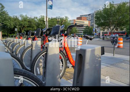 Rangée de vélos partagés rouges amarrés à une station de vélo publique à Washington DC Banque D'Images