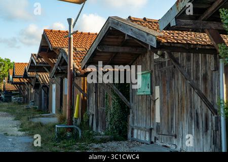 Rangée de cabanes en bois rustiques dans un village de pêcheurs côtier Banque D'Images