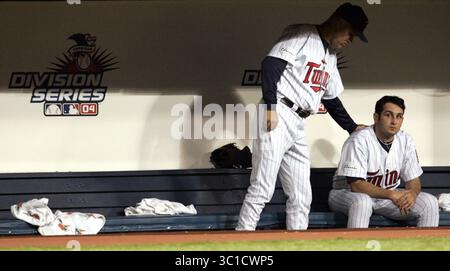 9 octobre 2004 - États-Unis - /Star Tribune 9 octobre 2004.. Minneapolis, MN ñ The Metrodome-- ALDS ñ Game 4- Minnesota Twins vs. New York Yankees---- Twins Pitcher Juan Rincon, est consolé par ( ? ? ? ? ?) après avoir donné un jeu liant 3-run homerun dans la 8ème manche. Les Yankees battent le Minnesota par un score final de 6-5 en 11 manches. (Crédit image : Carlos Gonzalez/Minneapolis Star Tribune/TNS via ZUMA Wire) Banque D'Images