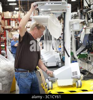 15 juin 2011 - Minnesota, États-Unis - -- mercredi 15 juin 2011 -- Eagan, Minnesota -- John Tolkinen a effectué une inspection finale d'un chariot EMR StyleView d'Ergotron et l'a préparé pour l'expédition. Le chariot EMR, abréviation de dossiers médicaux électroniques, est utilisé par les infirmières, les médecins dans une variété de contextes médicaux. (Crédit image : Glen Stubbe/Minneapolis Star Tribune/TNS via ZUMA Wire) Banque D'Images
