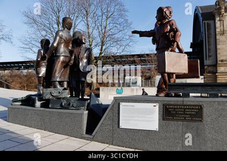 Une sculpture de Frank Meisler et Arie Ovadia, « Kindertransport – The final Parting » (Der letzte Abschied) à Hambourg, Allemagne. Banque D'Images