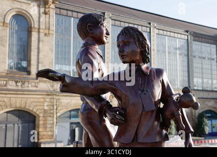 Une sculpture de Frank Meisler et Arie Ovadia, « Kindertransport – The final Parting » (Der letzte Abschied) à Hambourg, Allemagne. Banque D'Images