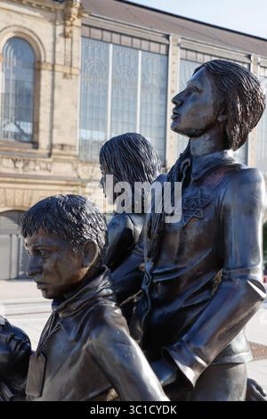 Une sculpture de Frank Meisler et Arie Ovadia, « Kindertransport – The final Parting » (Der letzte Abschied) à Hambourg, Allemagne. Banque D'Images