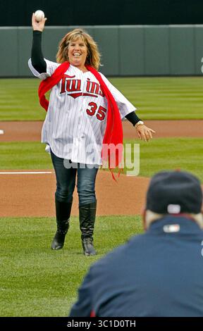 09 avril 2011 - Minneapolis, Minnesota, États-Unis - Mar.lin Minnesota Twins v. Oakland. Oakland a gagné 1-0.. SUR CETTE PHOTO : CAROL Gardenire, la femme du manager des jumeaux Ron Gardenhire, a lancé le premier terrain des cérémonies avant le début du match pour honorer Ron Gardenhire en tant que manager de l'année en 2010. (Crédit image : Mar.lin Levison/Minneapolis Star Tribune/TNS via ZUMA Wire) Banque D'Images