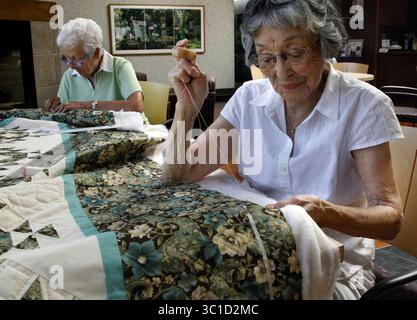 27 juillet 2011 - St Paul, MN, États-Unis - les deux femmes qui sont restées du groupe de quilting, avant droite, Rose Iijima et Joan Williams, se réunissent tous les mardis aux FLÉCHETTES en présence Paul, pour travailler à la finition du dernier quilt du groupe, ''Bess' Diamond Ring', le quilt nommé d'après le membre du groupe Bess Swanson qui est décédé cette année.   affectations #20018994A  26 juillet 2011  SLUG : lastquilt0802  INFORMATIONS SUPPLÉMENTAIRES : en 1987, les membres d'un club de courtepointe d'église ont accepté de vendre aux enchères l'une de leurs courtepointes comme collecte de fonds pour un groupe à but non lucratif qui aide les personnes âgées. Dans les années de faire les courtepointes les enchères par, DAR Banque D'Images