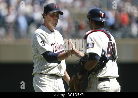 20 juillet 2011 - Minneapolis, Minnesota, États-Unis - Minnesota Twins Closer JOE NATHAN, à gauche, a échangé de la peau avec Catcher DREW BUTERA à la conclusion de la victoire des Twins 7-5 contre les Indians de Cleveland au Target Field. (Crédit image : David Joles/Minneapolis Star Tribune/TNS via ZUMA Wire) Banque D'Images