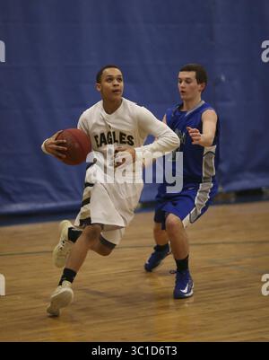 5 février 2013 - Eagan, MN, États-Unis - L'ancien joueur de Timberwolves Gary Trent s'est installé dans les Twins Cities et y élève une famille. Il travaille dans une école de Saint Paul. Il a assisté au match de basket universitaire junior de son fils Gary Jr.'s Apple Valley à l'Eagan High School mardi soir, 5 février 2013. Gary Trent, Jr. (10) d'Apple Valley a passé devant un joueur d'Eagan lors de leur match universitaire junior mardi soir. â€¢ (crédit image : Jeff Wheeler/Minneapolis Star Tribune/TNS via ZUMA Wire) Banque D'Images