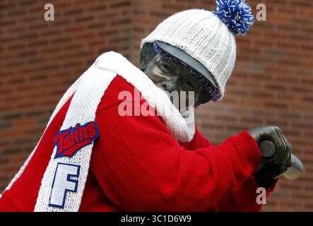 20 janvier 2013 – Minneapolis, Minnesota, États-Unis – Une statue du célèbre joueur des Twins du Minnesota, Rod Carew, était vêtue d'un chapeau, d'une écharpe et d'un chandail à l'extérieur du Target Field à Minneapolis, Minnesota – le 20 janvier 2013, Minneapolis, Minnesota, Target Field, Minnesota Twins, (crédit image : Carlos Gonzalez/Minneapolis Star Tribune/TNS via ZUMA Wire) Banque D'Images