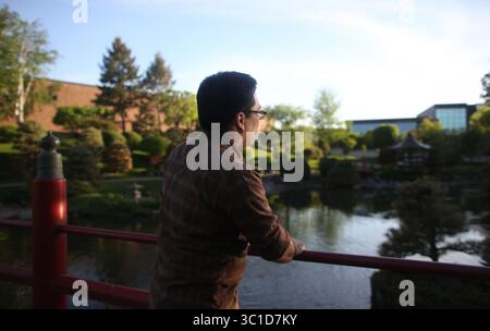29 mai 2014 - Bloomington, MN, États-Unis - TJ Hara se tenait sur l'un des ponts du jardin japonais où sa grand-mère était l'un des membres fondateurs qui l'ont fait construire. (/STAR TRIBUNE) jardins japonais au Normandale Community College à Bloomington, min. Jeudi 29 mai 2014. (Crédit image : Kyndell Harkness/Minneapolis Star Tribune/TNS via ZUMA Wire) Banque D'Images