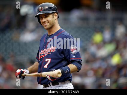 27 mai 2014 - Minneapolis, MN, États-Unis - les jumeaux du Minnesota Joe Mauer (7) ont marché jusqu'à l'assiette dans la première manche. - 27 mai 2014, Minneapolis, Minn., Target Field, MLB, Minnesota Twins v. Texas Rangers (crédit image : Carlos Gonzalez/Minneapolis Star Tribune/TNS via ZUMA Wire) Banque D'Images