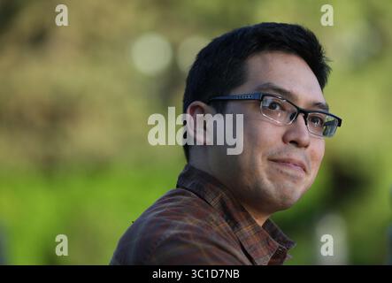 29 mai 2014 - Bloomington, MN, États-Unis - TJ Hara se tenait sur l'un des ponts du jardin japonais où sa grand-mère était l'un des membres fondateurs qui l'ont fait construire. (/STAR TRIBUNE) jardins japonais au Normandale Community College à Bloomington, min. Jeudi 29 mai 2014. (Crédit image : Kyndell Harkness/Minneapolis Star Tribune/TNS via ZUMA Wire) Banque D'Images