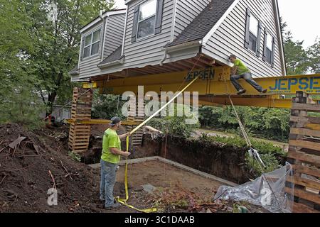18 août 2014 - Minneapolis, MN, États-Unis - Brent Vossen, à gauche, et Adam Eberhard ont travaillé à la construction d'une maison au coin de Vincent et 39th Street lundi, 18 août 2014 à Minneapolis, MN. Selon Eberhard, une partie de la maison a été conservée pour construire un nouveau sous-sol et une maison de premier étage parce que de nouvelles maisons ne peuvent pas être construites actuellement dans la région de Linden Hills. (/STAR TRIBUNE) (crédit image : Elizabeth Flores/Minneapolis Star Tribune/TNS via ZUMA Wire) Banque D'Images