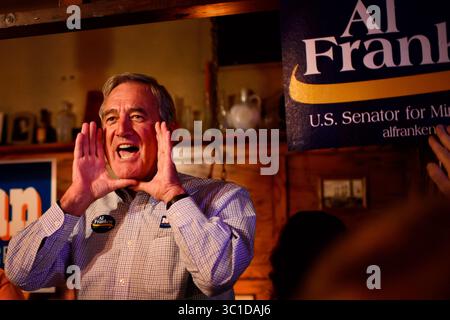 26 août 2014 - Virgina, Minnesota, États-Unis - le membre du Congrès Rick Nolan a essayé d'attirer l'attention de tout le monde au début du rassemblement de Brainerd, MN qui a eu lieu au Last Turn Saloon à Brainerd, MN avec le sénateur Al Franken et les représentants d'État Joe Radinovich et John Ward. Mardi 26 août 2014. (Crédit image : Glen Stubbe/Minneapolis Star Tribune/TNS via ZUMA Wire) Banque D'Images