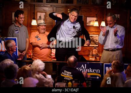26 août 2014 - Virgina, Minnesota, États-Unis - le sénateur Al Franken a sauté dans les airs alors qu'il racontait une histoire sur la façon dont le sénateur Paul Wellstone encouragerait son fils David lors de réunions de cross-country et demandait à ses partisans de ''être mon Paul'' quand ils l'encourageraient. Il a rallié les partisans du DFL au Last Turn Saloon à Brainerd, Minnesota, avec le député Rick Nolan et les représentants d'État Joe Radinovich et John Ward. Mardi 26 août 2014. (Crédit image : Glen Stubbe/Minneapolis Star Tribune/TNS via ZUMA Wire) Banque D'Images