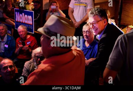 26 août 2014 - Virgina, Minnesota, États-Unis - le sénateur Al Franken a rallié les partisans du DFL au dernier tour Saloon à Brainerd, Minnesota, avec le député Rick Nolan et les représentants d'État Joe Radinovich et John Ward. Mardi 26 août 2014. (Crédit image : Glen Stubbe/Minneapolis Star Tribune/TNS via ZUMA Wire) Banque D'Images