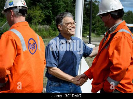 26 août 2014 - Virgina, Minnesota, États-Unis - le sénateur Al Franken a visité la mine NTAC à Mountain Iron, Minnesota. La compagnie minière n'a pas permis aux membres de la presse de participer à la tournée, alors Franken a parlé après la tournée. Mountain Iron , MN -- mardi 26 août 2014. (Crédit image : Glen Stubbe/Minneapolis Star Tribune/TNS via ZUMA Wire) Banque D'Images