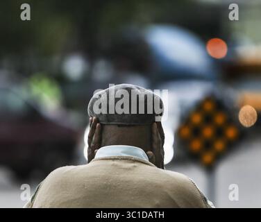 10 septembre 2014 - Minneapolis, MN, États-Unis - le temps blustery a soufflé dans le métro mercredi 10 septembre, faisant sentir comme l'automne à Minneapolis, MN. Ici, un homme murmura : ''froid'', alors qu'il se couvrait les oreilles en marchant le long de Cedar Ave., près de la 6ème tenue S., ne s'arrêtant pas pour parler. Le temps pluvieux de l'automne a soufflé dans le métro, donnant l'impression d'être à l'automne. (Crédit image : David Joles/Minneapolis Star Tribune/TNS via ZUMA Wire) Banque D'Images