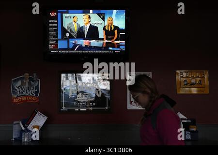 11 septembre 2014 - Minneapolis, MN, États-Unis - les fans de football Christina Landrum, 25 ans, et Ashley Peterson, 25 ans, tous deux de Minneapolis ont regardé le match des Pittsburg Steelers vs Baltimore Ravens au Mac's Industrial Sports Bar jeudi soir. - 11 septembre 2014, Minneapolis, Minn., Macs Industrial Sports Bar, un bar Ravens, les fans féminins regardant le football dans certains bars locaux. Que pensent-ils de la situation de Ray Rice ? (Crédit image : Carlos Gonzalez/Minneapolis Star Tribune/TNS via ZUMA Wire) Banque D'Images