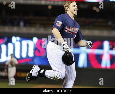 13 mai 2014 - Minneapolis, MN, É.-U. - le rideau droit des Twins du Minnesota Chris Parmelee (27) a frappé un homer de deux courses en neuvième manche donne au Minnesota une victoire de 8-6 sur Boston au Target Field mardi 13 mai 2014 à Minneapolis, MN. (Crédit image : Jerry Holt/Minneapolis Star Tribune/TNS via ZUMA Wire) Banque D'Images