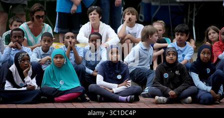 27 mai 2014 - réunissez Paul, MN, États-Unis - les étudiants de la Global Academy ont regardé le spectacle de vélo à bras du Cirque Mechanics lors du 14e Festival international annuel des enfants de Flint Hills, le jeudi 27 mai 2014 à offert Paul, MN. (/STAR TRIBUNE) (crédit image : Elizabeth Flores/Minneapolis Star Tribune/TNS via ZUMA Wire) Banque D'Images