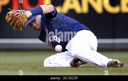 27 mai 2014 - Minneapolis, MN, États-Unis - Brian Dozier (2), deuxième joueur des Twins du Minnesota, a joué la balle touchée par Elvis Andrus (1) en troisième manche. - 27 mai 2014, Minneapolis, Minn., Target Field, MLB, Minnesota Twins v. Texas Rangers (crédit image : Carlos Gonzalez/Minneapolis Star Tribune/TNS via ZUMA Wire) Banque D'Images