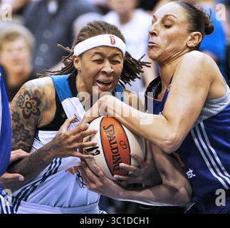 15 juin 2014 - Minneapolis, Minnesota, États-Unis - Lynx Seimone Augustus, à gauche, a été ligotée par Phoenix Diana Taurasi pour une balle de saut alors qu'elle conduisait vers le panier. Minnesota Lynx v. Phoenix . Phoenix a gagné 80-72. (Crédit image : Marlin Levison/Minneapolis Star Tribune/TNS via ZUMA Wire) Banque D'Images