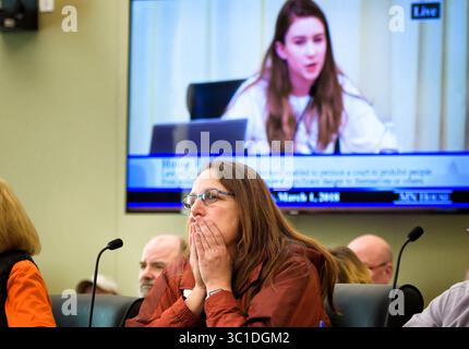 Mars 1, 2018 - créé Paul, Minnesota, USA - Caren Gallagher a écouté Eva Goldfarb, junior de lycée, parler de la peur que les élèves éprouvent à l'école de la menace des armes à feu. Les défenseurs des deux côtés de la question des droits des armes à feu se sont réunis au Capitole alors que deux mesures de contrôle des armes à feu ont été présentées jeudi, mais le comité dirigé par le GOP a voté pour déposer les deux projets de loi. Jeudi 1er mars 2018 Un panel du Minnesota House a retardé jeudi les décisions concernant deux mesures de contrôle des armes à feu, malgré le récent élan national et local autour de la question. Le Comité de la sécurité publique de la Chambre tient une audience sur deux bi de sécurité des armes à feu Banque D'Images