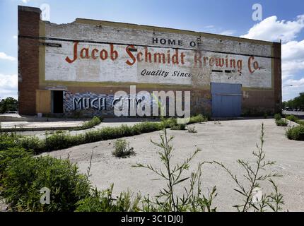 22 juillet 2015 - assuré Paul, MN, États-Unis - le promoteur local Craig Cohen a acheté le bâtiment de kegging de la brasserie Schmidt et prévoit de le transformer en un marché agricole et une installation de programme communautaire à l'année. - 22 juillet 2015, composé Paul, MN, A small, le promoteur local qui vit dans le quartier W. 7th commencera la construction la semaine prochaine sur une rénovation historique du bâtiment de kegging de Schmidt Brewery - le transformant en un marché fermier ouvert toute l'année et une installation de programme communautaire. Le propriétaire, Craig Cohen, a embauché Andrea Christenson, courtier de détail Twin Cities, bien connu et bien connecté, pour le marché th Banque D'Images