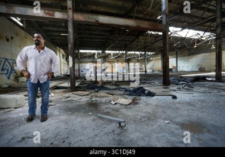 22 juillet 2015 - assuré Paul, MN, États-Unis - le promoteur local Craig Cohen a acheté le bâtiment de kegging de la brasserie Schmidt et prévoit de le transformer en un marché agricole et une installation de programme communautaire à l'année. - 22 juillet 2015, composé Paul, MN, A small, le promoteur local qui vit dans le quartier W. 7th commencera la construction la semaine prochaine sur une rénovation historique du bâtiment de kegging de Schmidt Brewery - le transformant en un marché fermier ouvert toute l'année et une installation de programme communautaire. Le propriétaire, Craig Cohen, a embauché Andrea Christenson, courtier de détail Twin Cities, bien connu et bien connecté, pour le marché th Banque D'Images