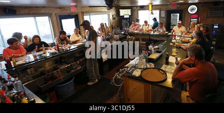 21 juillet 2015 - Isle, MN, États-Unis - Une foule nombreuse s'est réunie au bar du Nitti's Hunters point Resort à Isle, MN pour la soirée bingo mardi. Le département des ressources naturelles du Minnesota a annoncé aujourd'hui que le relevé des nappes de la semaine dernière sur les récoltes estimées, les rejets et les morts de dorés jaunes sur le lac mille Lacs au cours des deux premières semaines de juillet a montré des augmentations drastiques qui pourraient amener l'État à atteindre sa limite d'ici juillet 29. George Nitti propriétaire de Nitti's Hunters point Resort craint qu'une interdiction du doré jaune soit dévastatrice pour ses entreprises. - 21 juillet 2015, Isle, MN, Une ''tempête parfaite'' d'événements pourrait c Banque D'Images