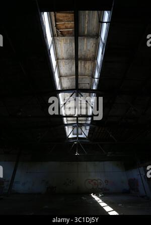 22 juillet 2015 - un puits de lumière à Schmidt Brewery Kegging Build. Le promoteur local Craig Cohen a acheté le bâtiment de kegging de la brasserie Schmidt et prévoit de le transformer en un marché fermier et une installation de programme communautaire ouverte toute l'année. - 22 juillet 2015, composé Paul, MN, A small, le promoteur local qui vit dans le quartier W. 7th commencera la construction la semaine prochaine sur une rénovation historique du bâtiment de kegging de Schmidt Brewery - le transformant en un marché fermier ouvert toute l'année et une installation de programme communautaire. Le propriétaire, Craig Cohen, a engagé Andrea Christenson, courtier de Twin Cities Banque D'Images