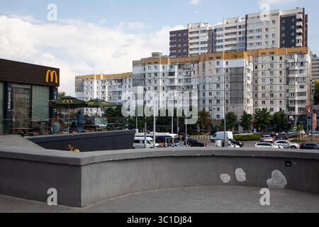 Restaurant McDonalds et immeuble d'appartements à Chișinău Moldavie Banque D'Images