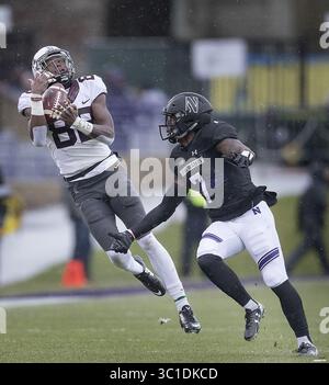 18 novembre 2017 - Evanston, il, États-Unis - Rashad, receveur large du Minnesota, a toujours fait un coup de main malgré la pression défensive du dos défensif de Northwestern Marcus McShepard au cours du premier quart-temps alors que le Minnesota a affronté les Wildcats du Northwestern à Ryan Field, samedi 18 novembre 2017 à Evanston, il. (Crédit image : Elizabeth Flores/Minneapolis Star Tribune/TNS via ZUMA Wire) Banque D'Images