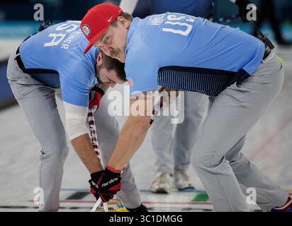 16 février 2018 - Pyeongchang, MN - Minnesota, Corée du Sud - Matt Hamilton (à droite) et John Landsteiner ont balayé devant le rocher lors d'une compétition vs Danemark vendredi soir. .... .. .... - 16 février 2018, Corée du Sud, Jeux olympiques d'hiver de Pyeongchang 2018, Biathlon - Curling masculin, Centre de curling de Gangneung. États-Unis vs. Danemark (image crédit : Carlos Gonzalez/Minneapolis Star Tribune/TNS via ZUMA Wire) Banque D'Images