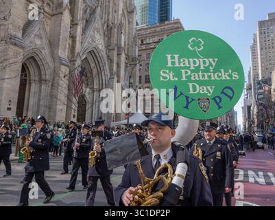 NEW YORK, NEW York – 16 mars 2024 : un groupe du département de police de New York marche lors de la parade de la Saint Patrick de New York en 2024. Banque D'Images