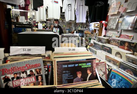 3 juillet 2015 - White Bear Lake, MN, États-Unis - le propriétaire de Go Johnny Go Records Johnny Kass tient un autocollant de pare-chocs White Bear Lake dans son magasin de vinyle vintage à White Bear Lake, MN, vendredi 3 juillet 2015. Kass est un ancien employé d'un label dont le magasin regorge de disques allant du rock au blues en passant par le grunge, le metal et le rap. Excursion d'une journée au lac White Bear (crédit image : David Joles/Minneapolis Star Tribune/TNS via ZUMA Wire) Banque D'Images