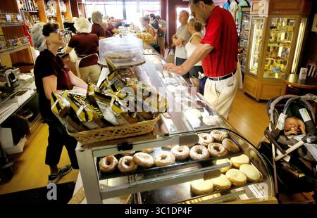 3 juillet 2015 - White Bear Lake, MN, États-Unis - les beignets et les pâtisseries sont frais à la Grandma’s Bakery et les affaires sont vives la plupart du temps à White Bear Lake, MN, vendredi 3 juillet 2015. Excursion d'une journée au lac White Bear (crédit image : David Joles/Minneapolis Star Tribune/TNS via ZUMA Wire) Banque D'Images