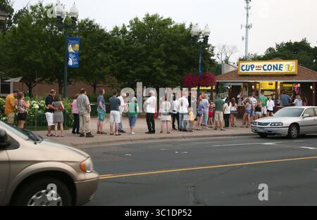 3 juillet 2015 - White Bear Lake, MN, États-Unis - la ligne à Cup and Cone, où les habitants fidèles et les touristes viennent pour la crème glacée à White Bear Lake, MN, vendredi 3 juillet 2015. Excursion d'une journée au lac White Bear (crédit image : David Joles/Minneapolis Star Tribune/TNS via ZUMA Wire) Banque D'Images