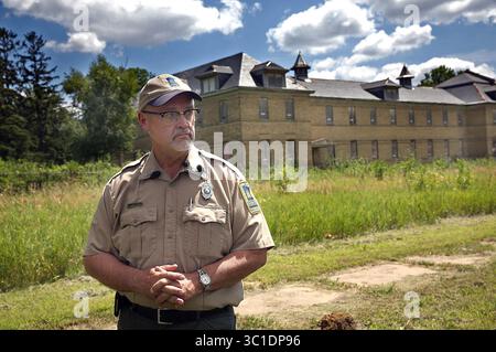 22 juillet 2015 - assuré Paul, MN, É.-U. - Larry Peterson, gestionnaire de parc/gestionnaire de projet de poste supérieur au parc d'État de Fort Snelling, a montré certains des bâtiments qui sont désignés pour l'aménagement. Ceux-ci comprenaient le bâtiment de l’administration postale (parfois connu sous le nom de bâtiment de la Tour de l’horloge) et la caserne des hommes enrôlés (photo). / – Paul, MN / 22 juillet 2015 / 14 :30 PM – RENSEIGNEMENTS GÉNÉRAUX : le lieutenant-gouverneur Tina Smith et le Minnesota Department of Natural Resources annonceront un nouveau partenariat avec Dominium, une entreprise de développement et de gestion basée à Plymouth, pour la réhabilitation et la réutilisation de 2 Banque D'Images