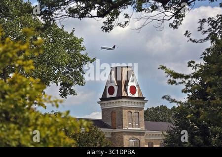 22 juillet 2015 - assuré Paul, MN, É.-U. - L'ancien bâtiment de l'administration postale fait partie des bâtiments du parc d'État de Fort Snelling qui seront réhabilités et transformés en logements abordables pour la main-d'œuvre. Paul, MN / 22 juillet 2015 / 14 :30 PM – RENSEIGNEMENTS GÉNÉRAUX : le lieutenant-gouverneur Tina Smith et le Minnesota Department of Natural Resources annonceront un nouveau partenariat avec Dominium, une société de développement et de gestion basée à Plymouth, pour la réhabilitation et la réutilisation de 26 bâtiments historiques sur le poste supérieur de Fort Snelling. Le MRN annoncera de nouveaux plans pour le Fort Snelling Upper Post historique. (CR Banque D'Images