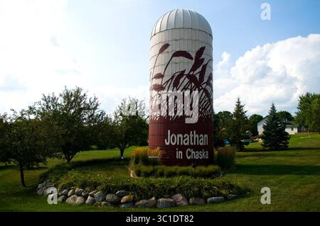 04 août 2010 - Minneapolis, Minnesota, USA - Ê CHASKA - 04 août 2010 - monuments et/ou objets classiques que les gens utilisent pour donner des directions et naviguer par : ours polaire à White Bear Lake le silo Jonathon à Chaska éolienne à Maple Grove Nordicware Smokestack à Louis Park dans CETTE PHOTO : le silo Jonathan situé à l'intersection de l'autoroute 41 et Hundertmark Road à Chaska est utilisé comme outil de navigation par les habitants. (Crédit image : Brendan Sullivan/Minneapolis Star Tribune/TNS via ZUMA Wire) Banque D'Images