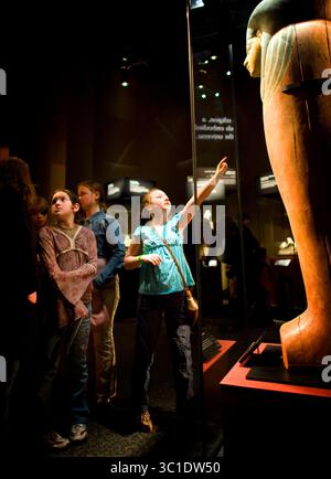 18 février 2011 - St Paul, Minnesota, USA - United States - -- vendredi 18 février 2011 -- Paul, Minn. -- Toutankhamon : le Roi d'Or et les grands Pharaons exposition au Musée des Sciences du Minnesota Trysta Vitelle, 9 ans, de Grantsburg, Wisconsin, leva les yeux sur le cercueil intérieur de la reine Meritamun. (Crédit image : Glen Stubbe/Minneapolis Star Tribune/TNS via ZUMA Wire) Banque D'Images