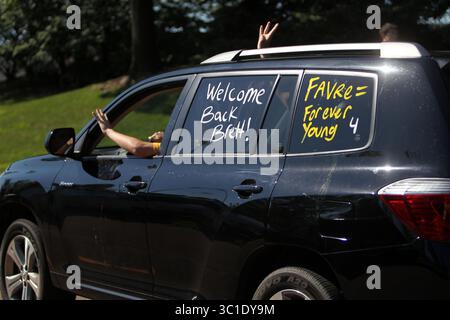 17 août 2010 - Eden Prairie, MN, États-Unis - - Eden Prairie, MN - 17 août 2010 - Brett Favre, quarterback des Vikings du Minnesota, fait signe aux membres des médias et aux fans après leur arrivée en jet à l'aéroport Flying Cloud. Il était accompagné de plusieurs joueurs de Vikings et chassé de l'aéroport par Ryan Longwell, kicker des Vikings. Sur cette photo : les fans passent par Winter Park avec un message pour Favre sur leur véhicule. (Crédit image : David Joles/Minneapolis Star Tribune/TNS via ZUMA Wire) Banque D'Images